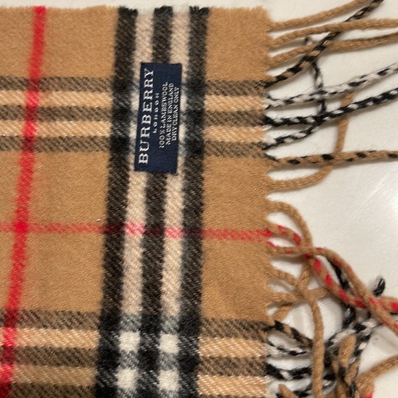 Burberry authentic scarf - Picture 3 of 4